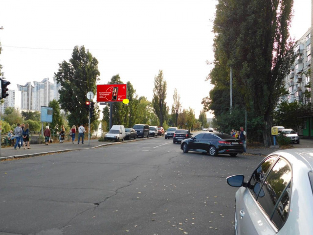 Щит 2.15x4.05,  Шамо Ігоря вул. 1, світлофор, поруч супермаркет "Фора", рух в напрямку  Русанівської наб.